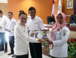 Pimpin Rakor TKPKD Tingkat Way Kanan, Sekda Saipul Serahkan Penghargaan TKPKD Award 2023
