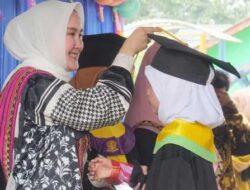 Bunda Paud, Dessy Adipati Lantik Lulusan TK Islam Ar-Ridho Tahun Pelayanan 2023/2024