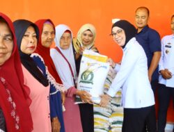 Bupati Ayu Asalasiyah Luncurkan Penyaluran Bantuan Pangan
