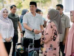 Serahkan Bantuan Atensi, Ini Pesan Bupati Dedi Irawan